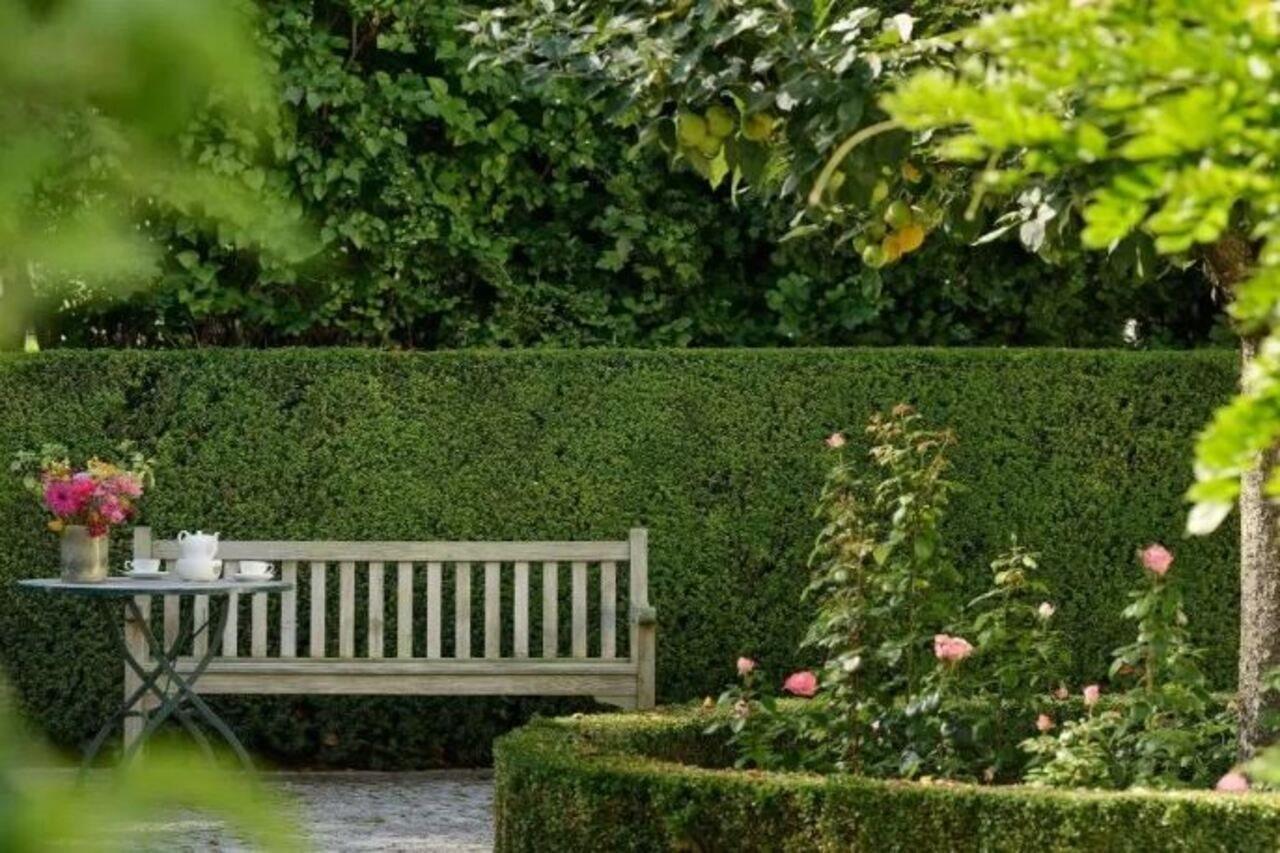 Hotel Louis C. Jacob Hamburg Dış mekan fotoğraf A boxwood hedge