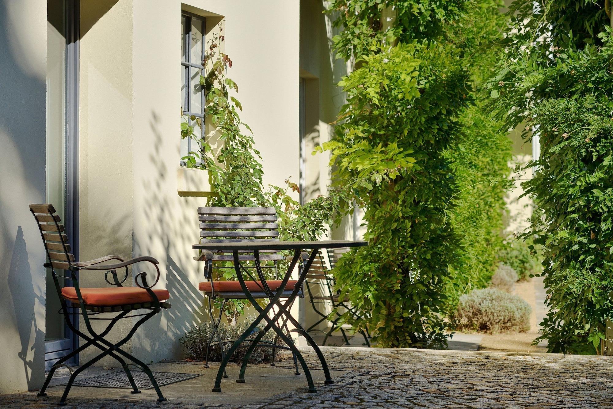 Hotel Louis C. Jacob Hamburg Dış mekan fotoğraf A typical courtyard in the old town
