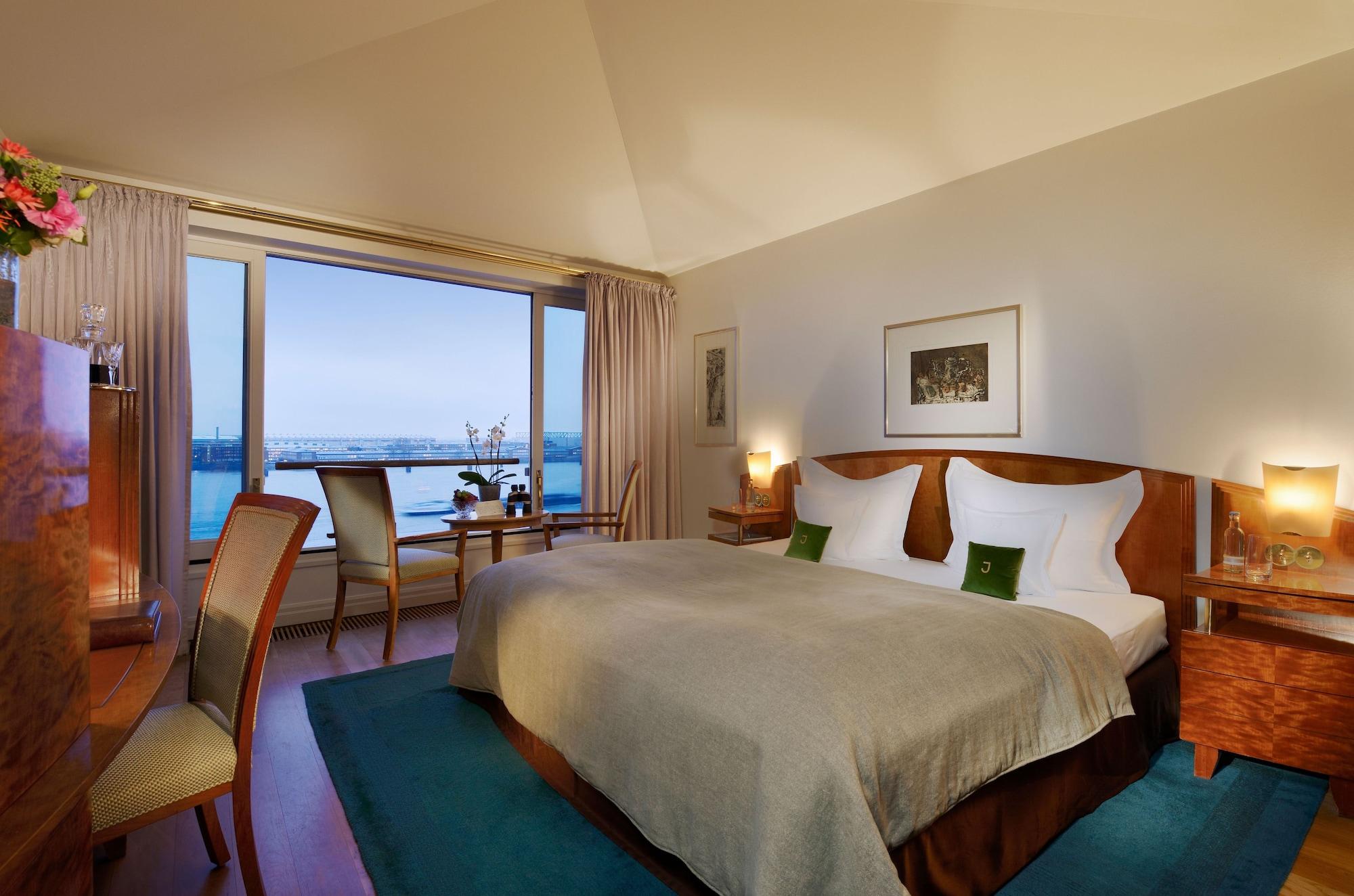 Hotel Louis C. Jacob Hamburg Dış mekan fotoğraf A room at the Hotel Axelmannstein