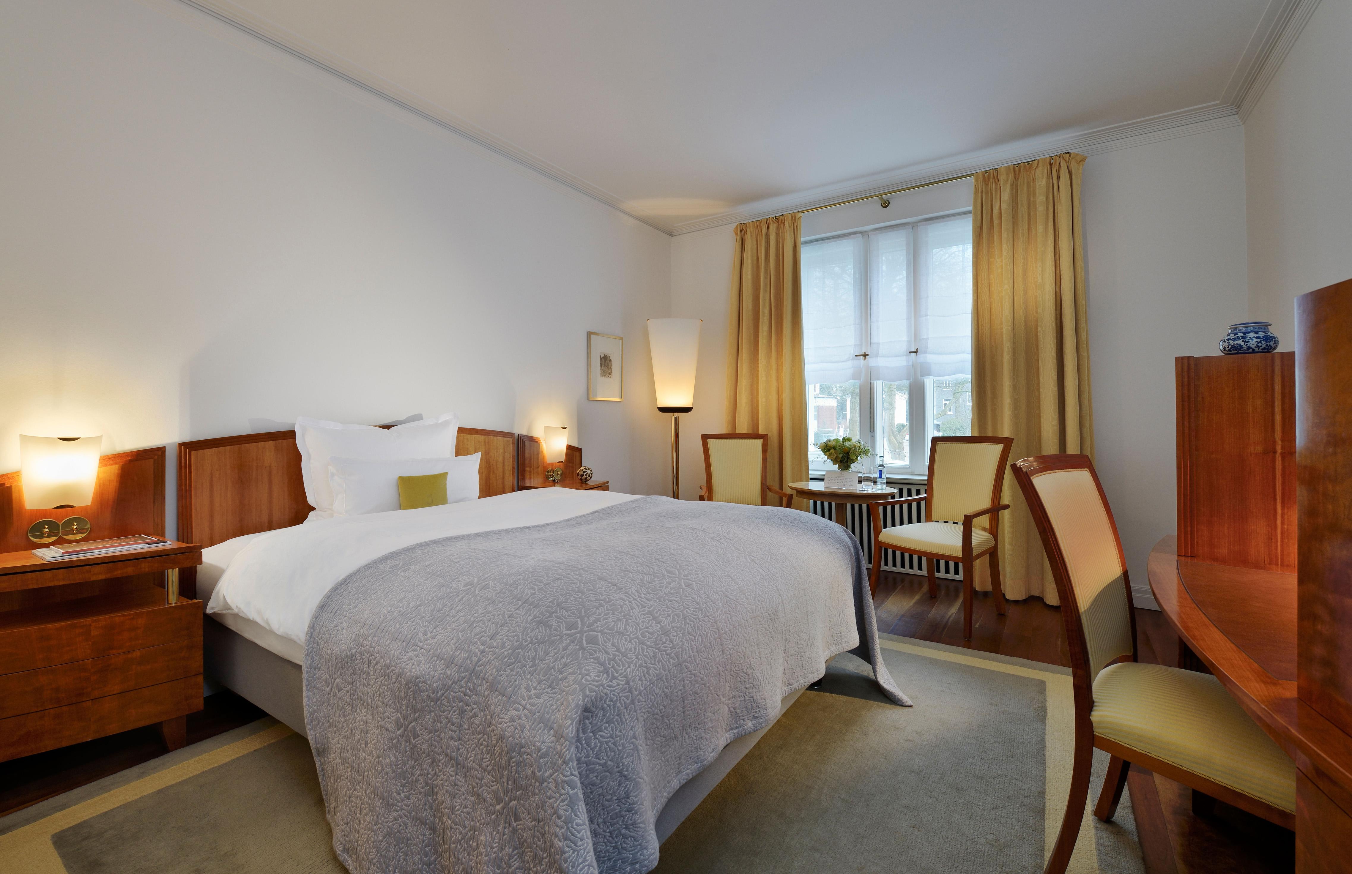 Hotel Louis C. Jacob Hamburg Dış mekan fotoğraf A room at the Hotel Axelmannstein