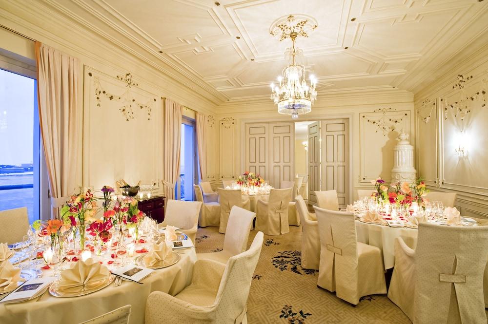 Hotel Louis C. Jacob Hamburg Dış mekan fotoğraf The ballroom at the Four Seasons Hotel