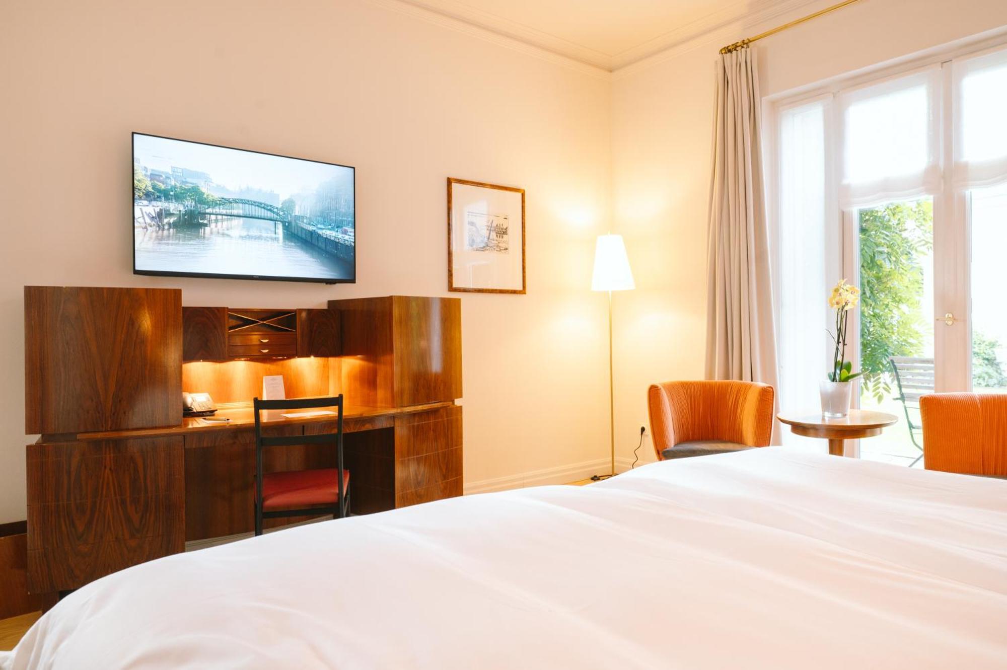 Hotel Louis C. Jacob Hamburg Dış mekan fotoğraf A room at the Hotel de la Paix