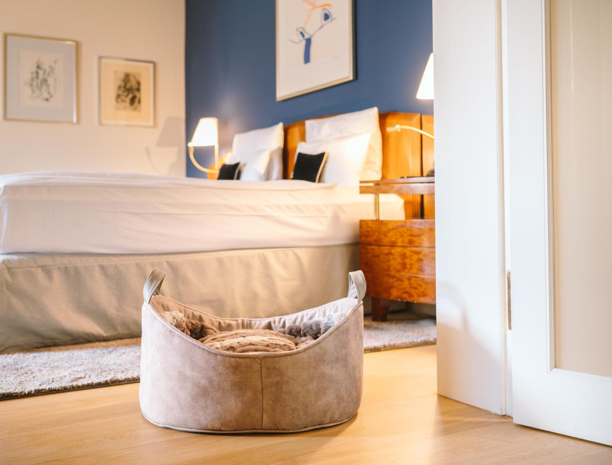 Hotel Louis C. Jacob Hamburg Dış mekan fotoğraf A dog bed