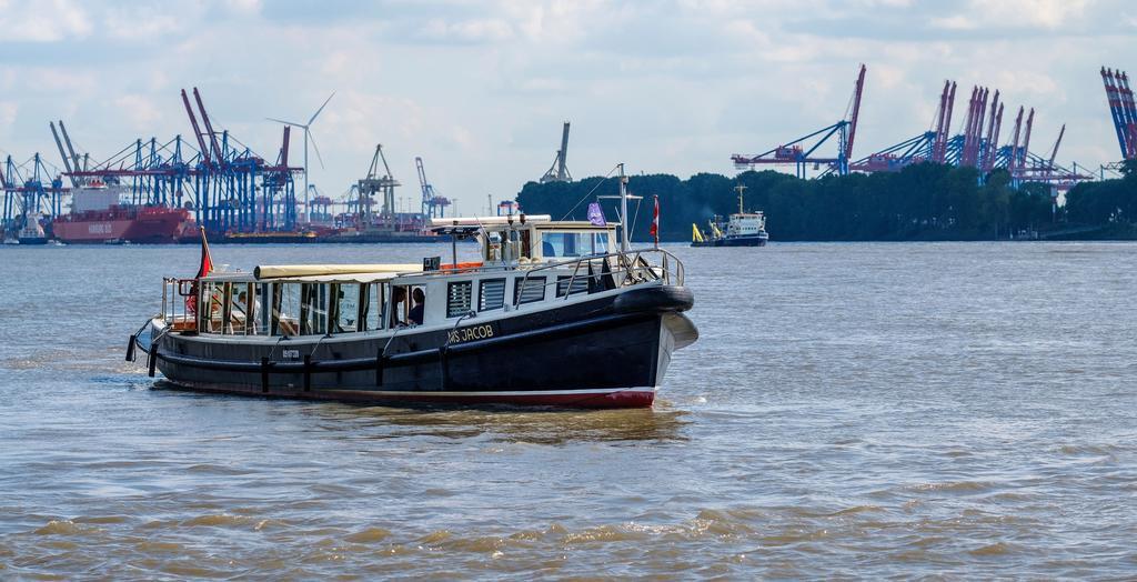 Hotel Louis C. Jacob Hamburg Dış mekan fotoğraf The port of Hamburg
